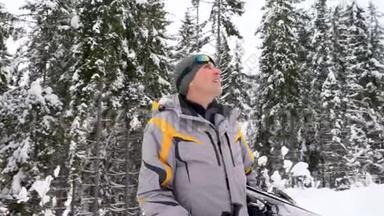 一个手里拿着滑雪板的人站起来准备下山